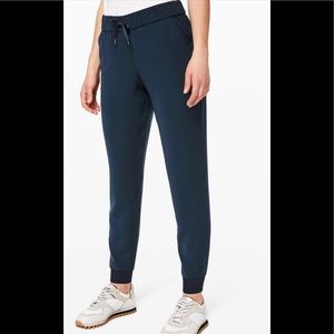 Lululemon On The Fly joggers, navy blue